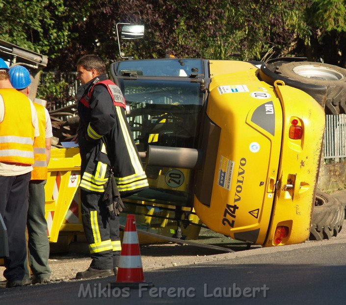 Kleinbagger umgestuerzt Koeln Porz Gremberghoven  P013.JPG